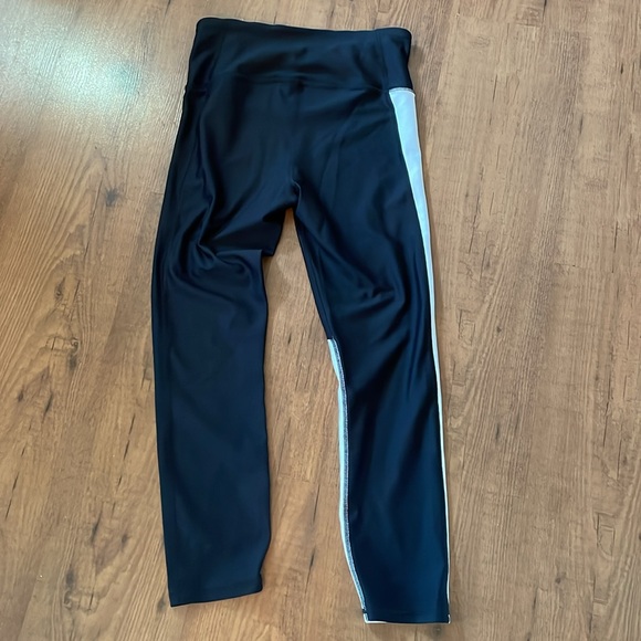 Under Armour compression 3/4 fitness leggings. - Picture 5 of 7